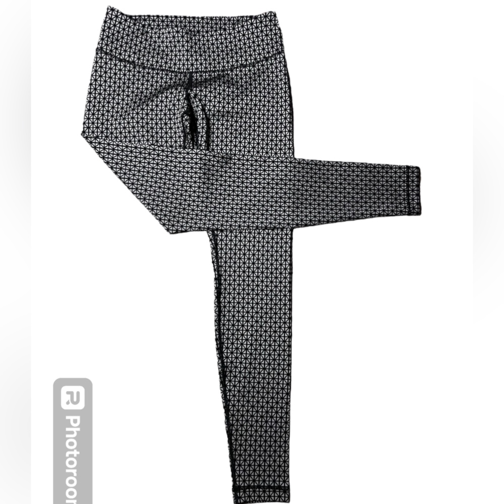 SOLD Lululemon Wunder Under Legging in Tri Geo Silver Spoon Black Size 6